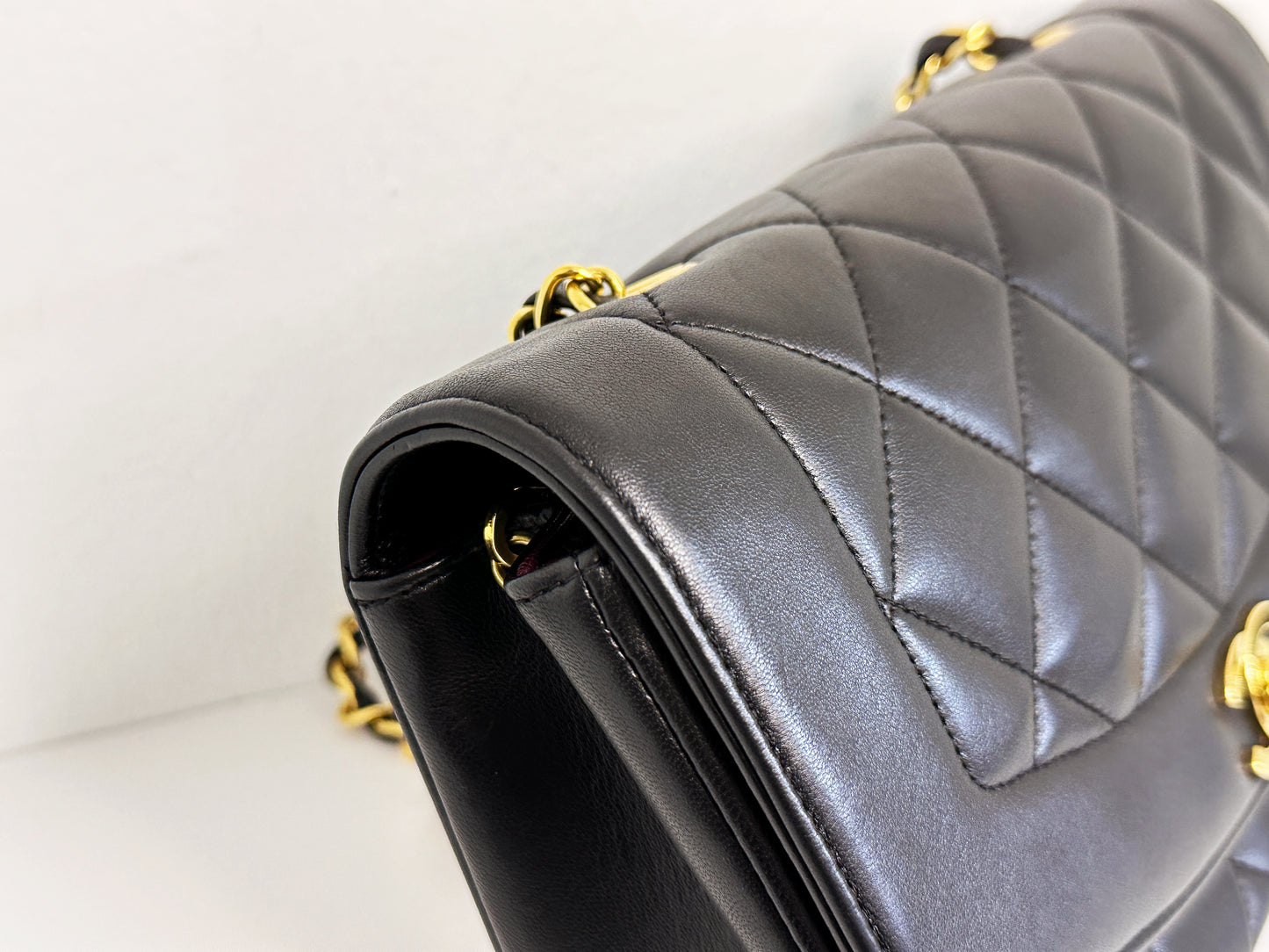 Chanel Vintage Quilted Diana Flap Bag Black Lambskin 309 holo