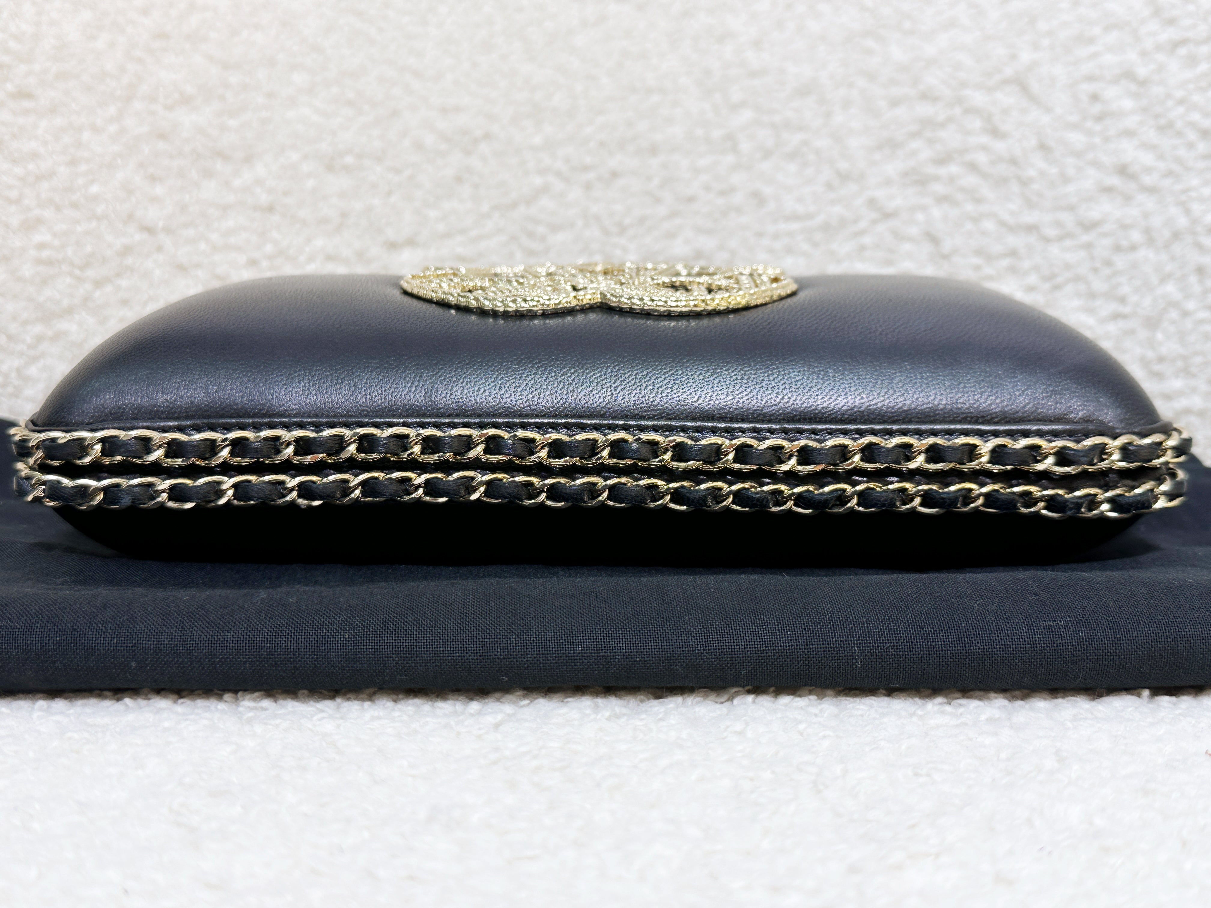 Chanel Black Lambskin Leather Kisslock CC evening Chain Clutch Crossbody 1832 holo