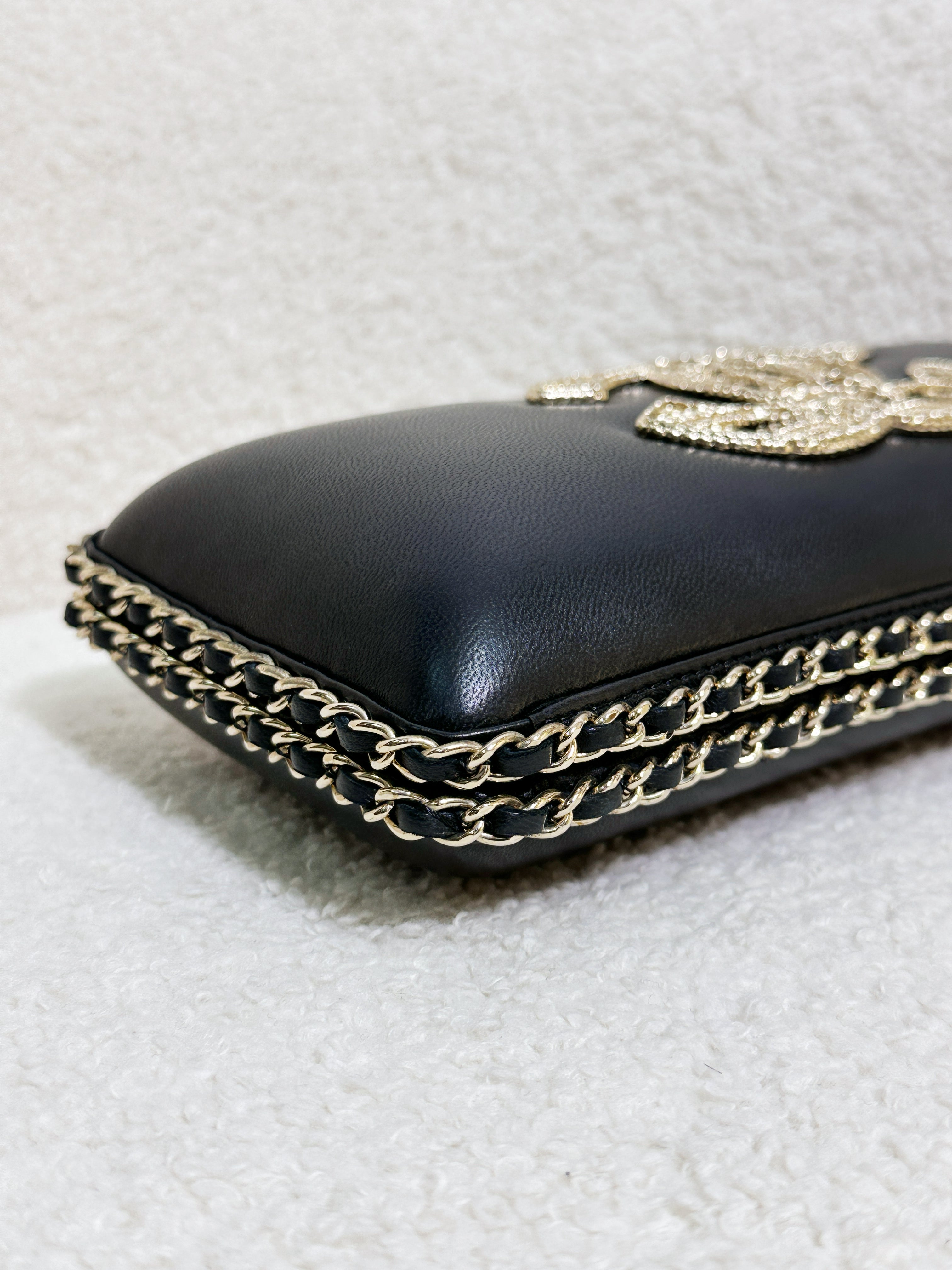 Chanel Black Lambskin Leather Kisslock CC evening Chain Clutch Crossbody 1832 holo