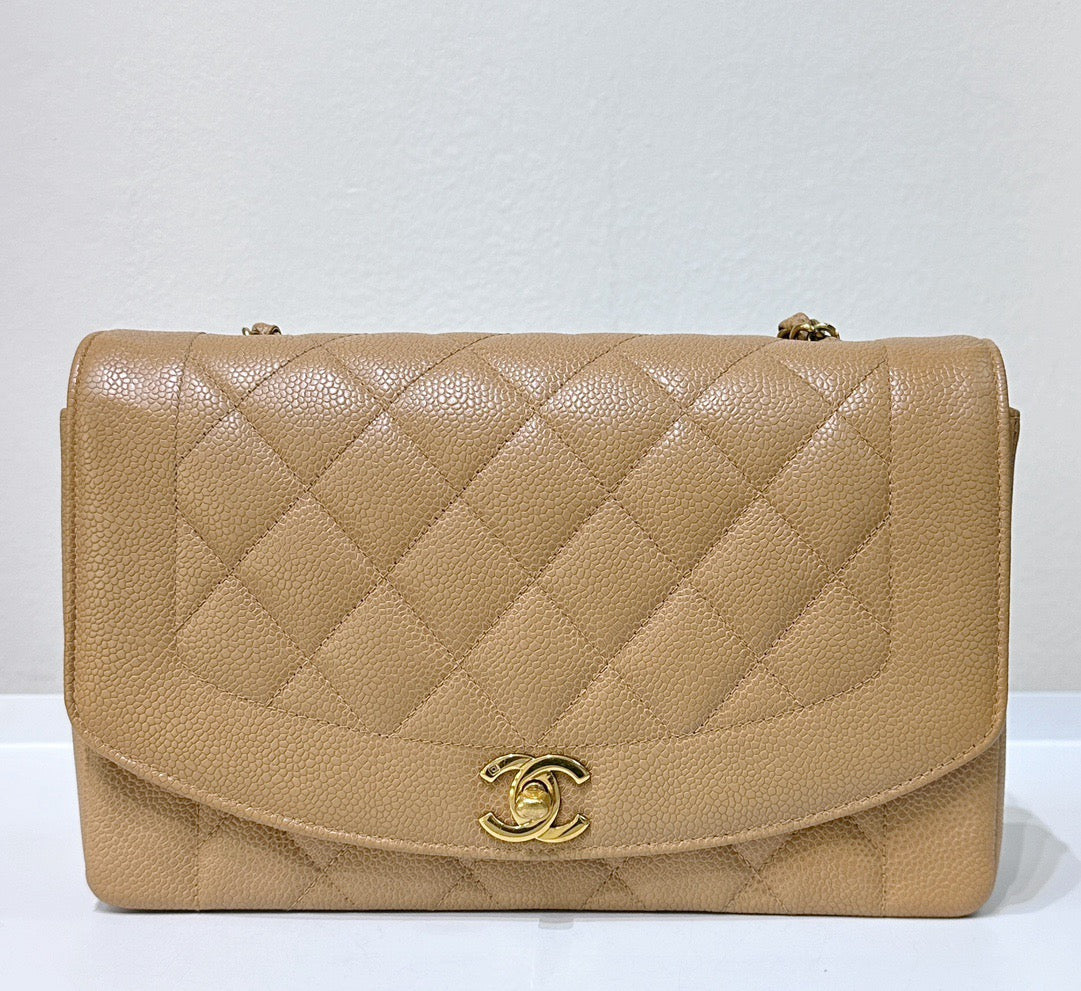 Chanel Vintage Medium Diana Flap Bag Beige Caviar Gold Hardware 29 holo