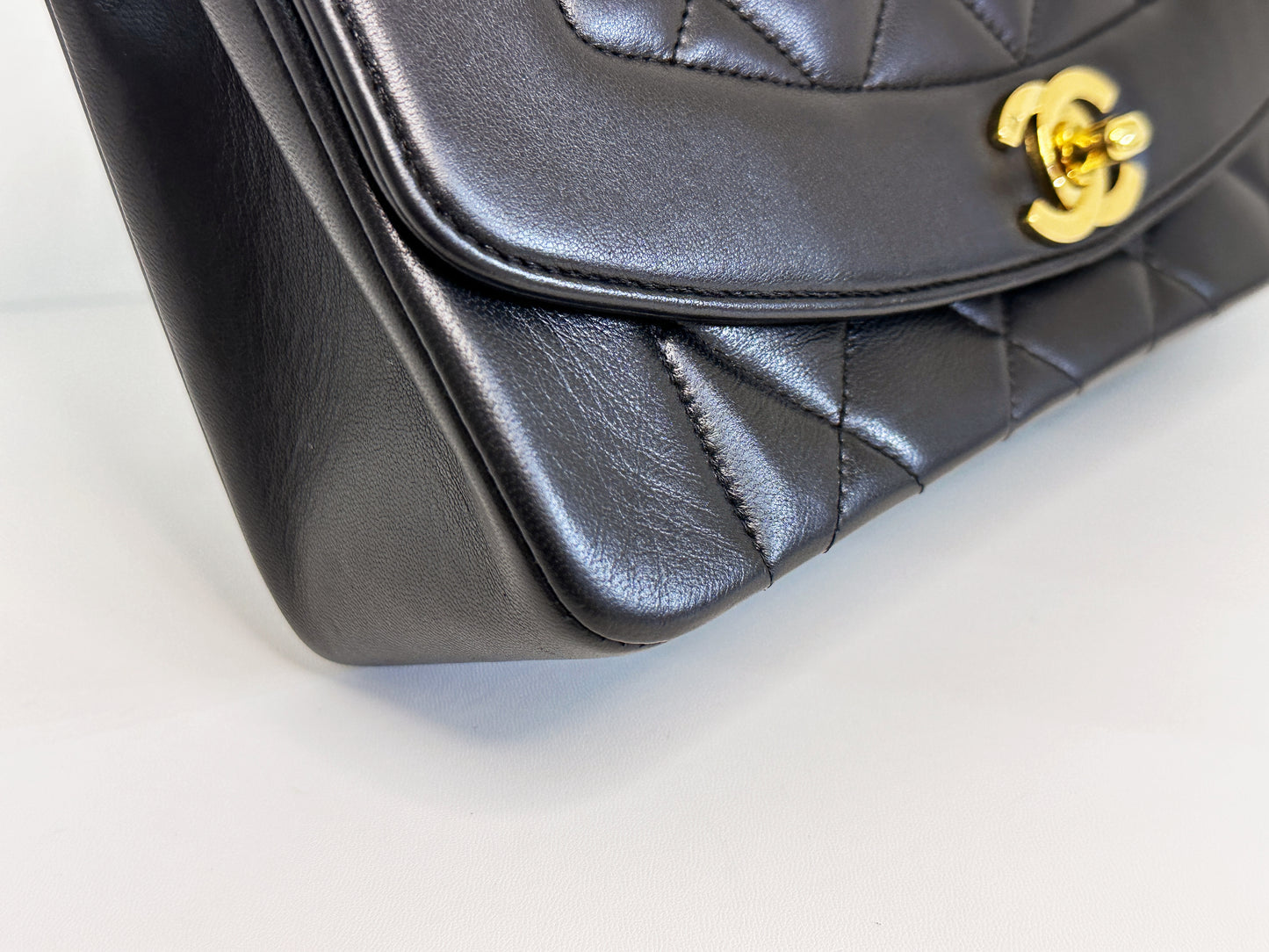 Chanel Vintage Quilted Diana Flap Bag Black Lambskin 309 holo