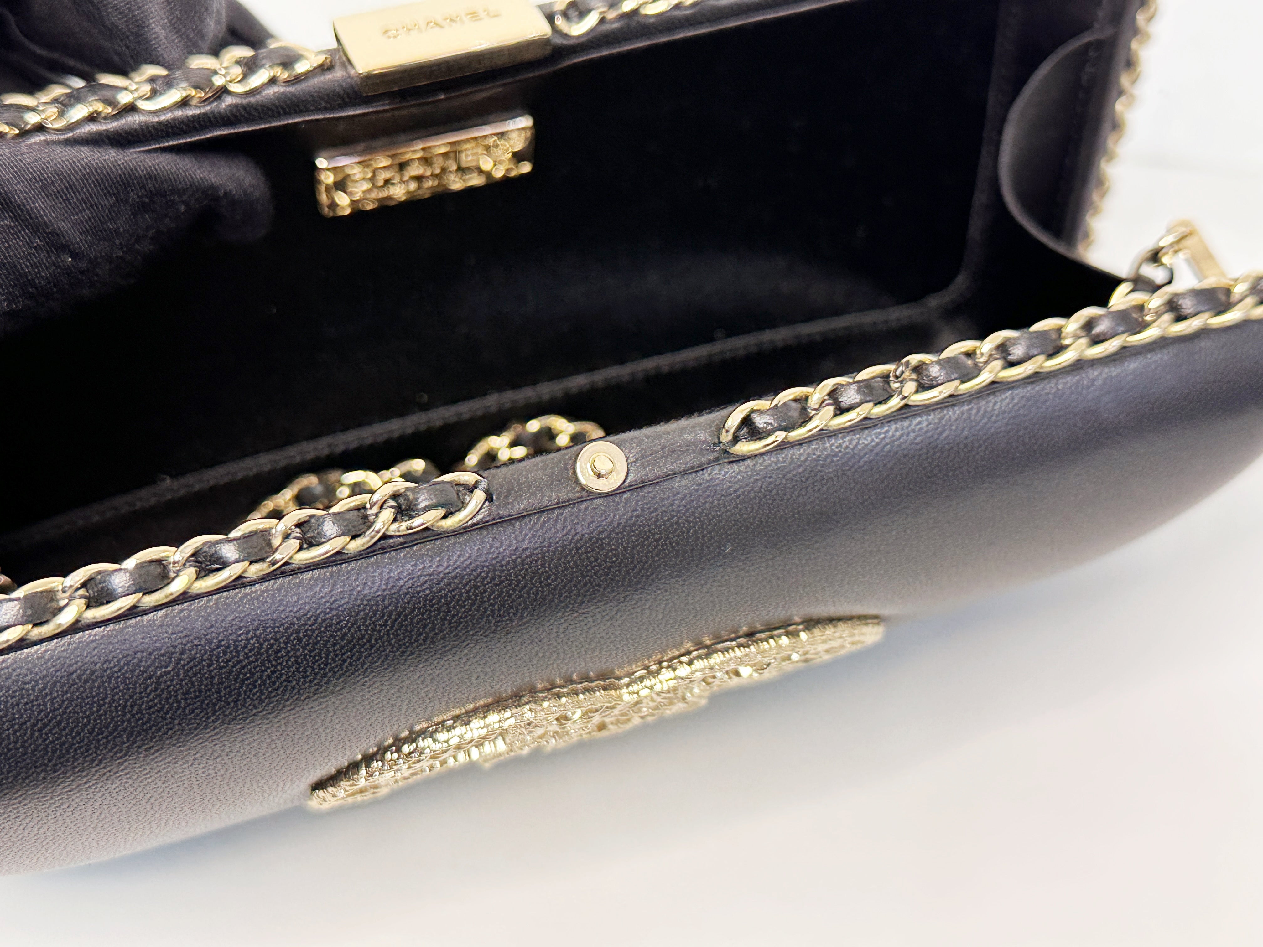 Chanel Black Lambskin Leather Kisslock CC evening Chain Clutch Crossbody 1832 holo