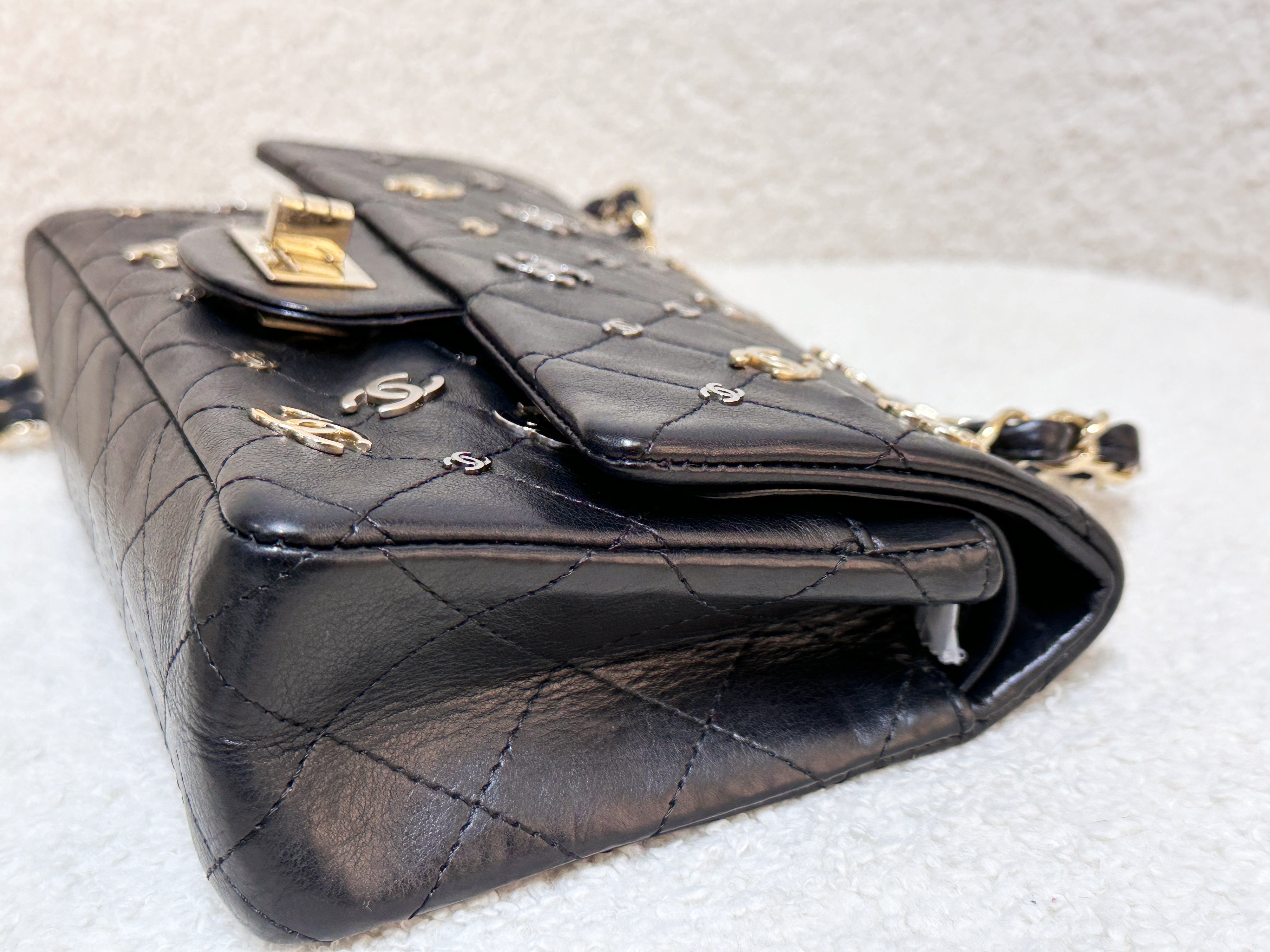 Preloved Authentic 
ChanelBlack Quilted Calfskin 2.55 Reissue 224 Punk CC Charm Flap Gold Hardware, 2007