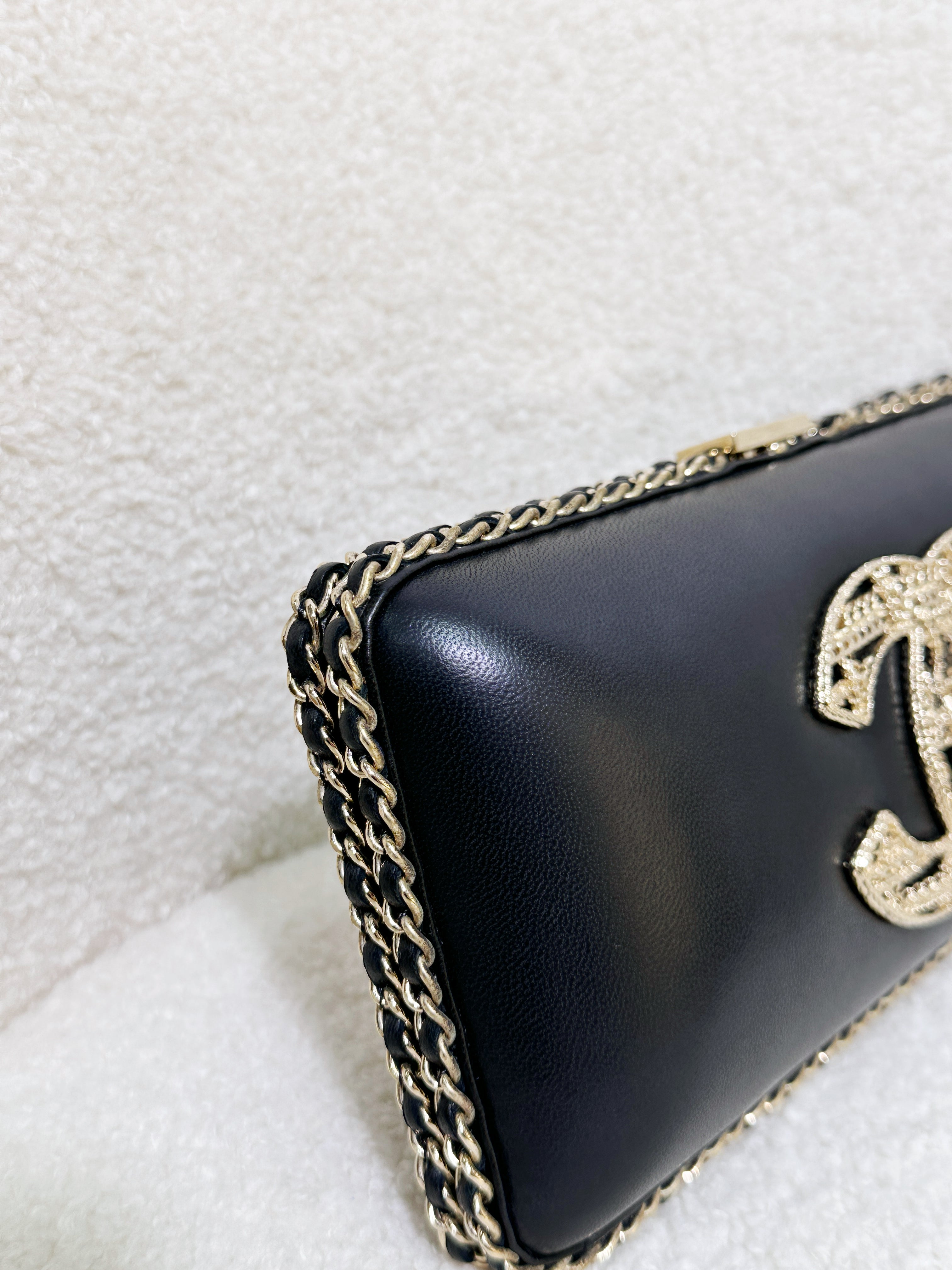 Chanel Black Lambskin Leather Kisslock CC evening Chain Clutch Crossbody 1832 holo