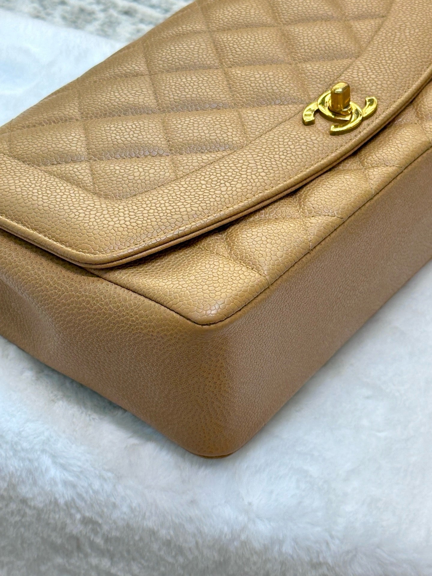Chanel Vintage Medium Diana Flap Bag Beige Caviar Gold Hardware 29 holo