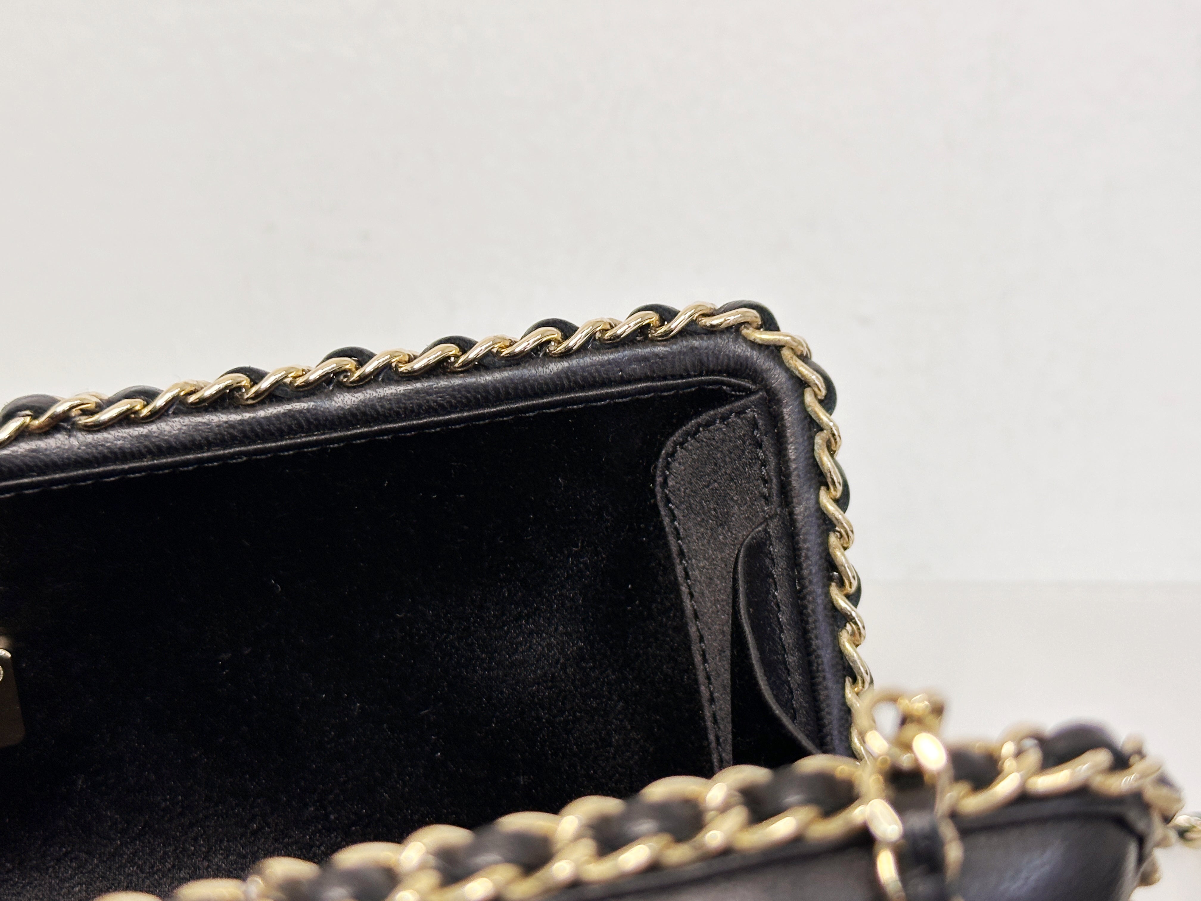 Chanel Black Lambskin Leather Kisslock CC evening Chain Clutch Crossbody 1832 holo