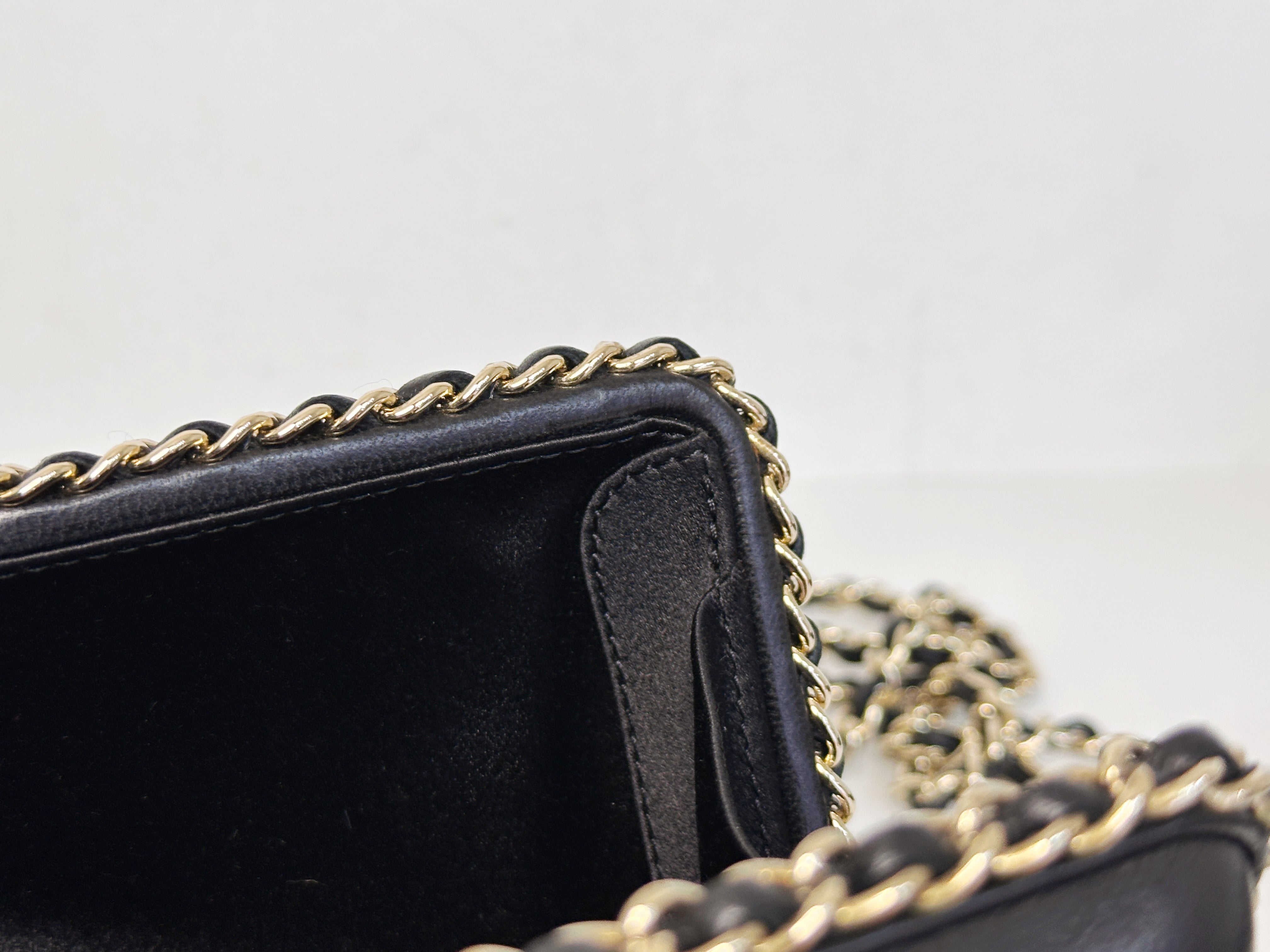 Chanel Black Lambskin Leather Kisslock CC evening Chain Clutch Crossbody 1832 holo
