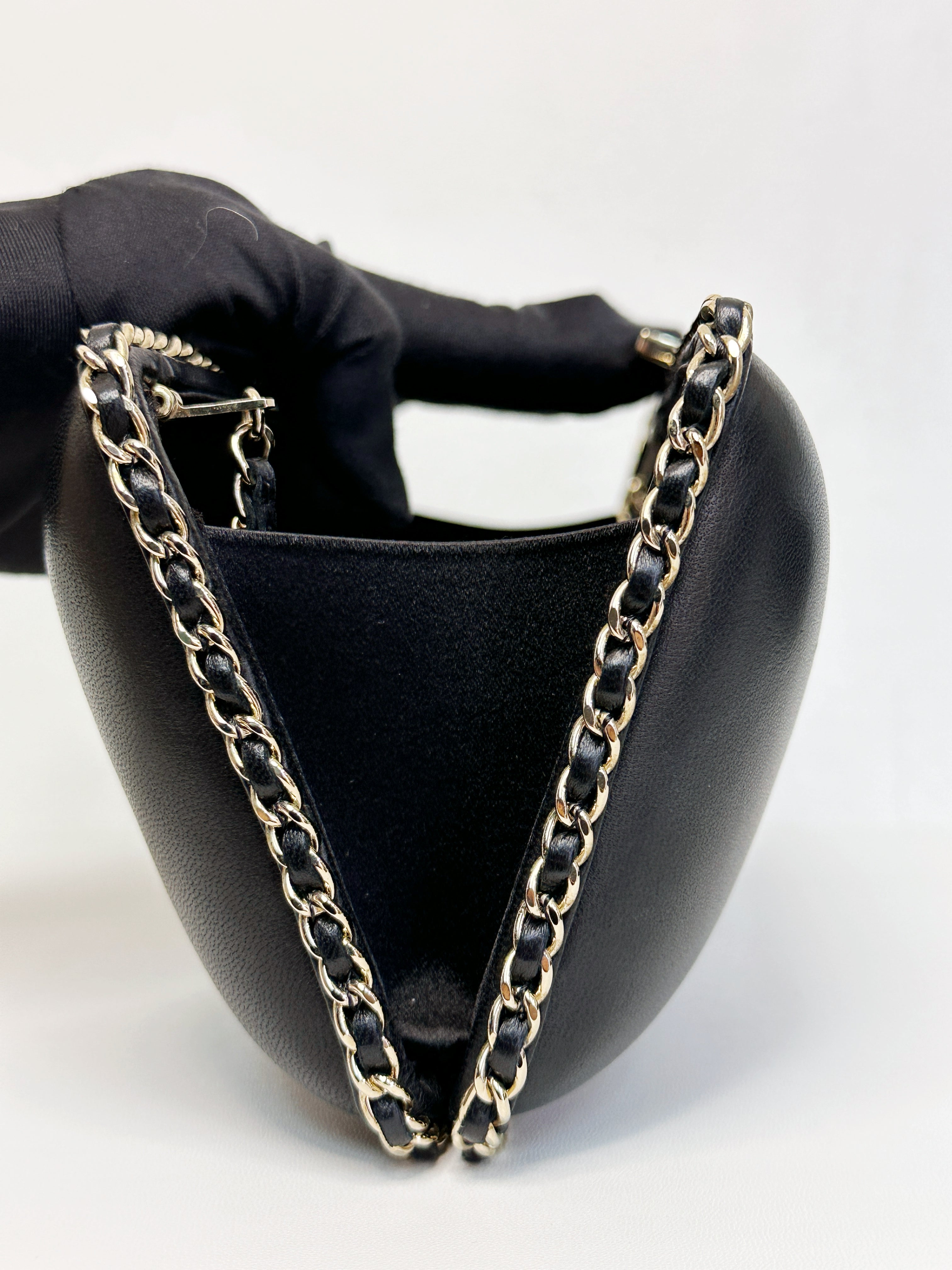 Chanel Black Lambskin Leather Kisslock CC evening Chain Clutch Crossbody 1832 holo