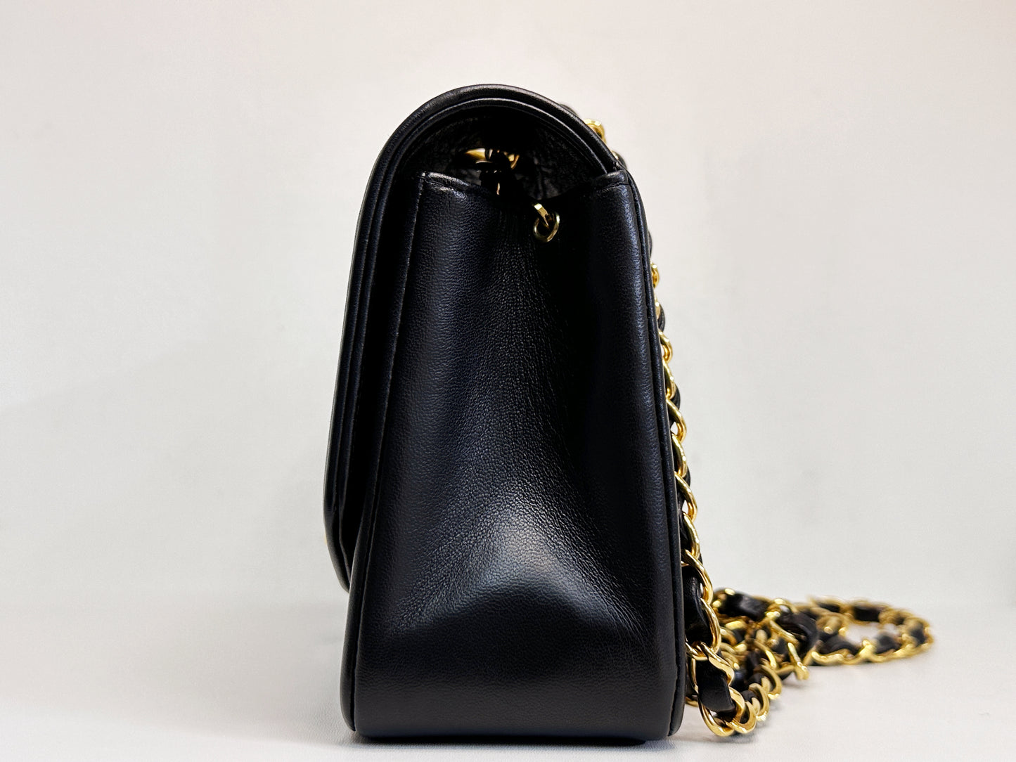 Chanel Vintage Quilted Diana Flap Bag Black Lambskin 309 holo