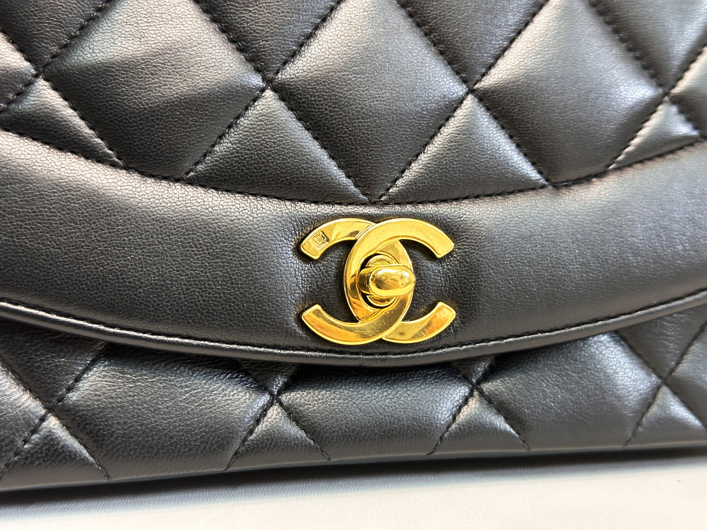 Chanel Vintage Quilted Diana Flap Bag Black Lambskin 309 holo
