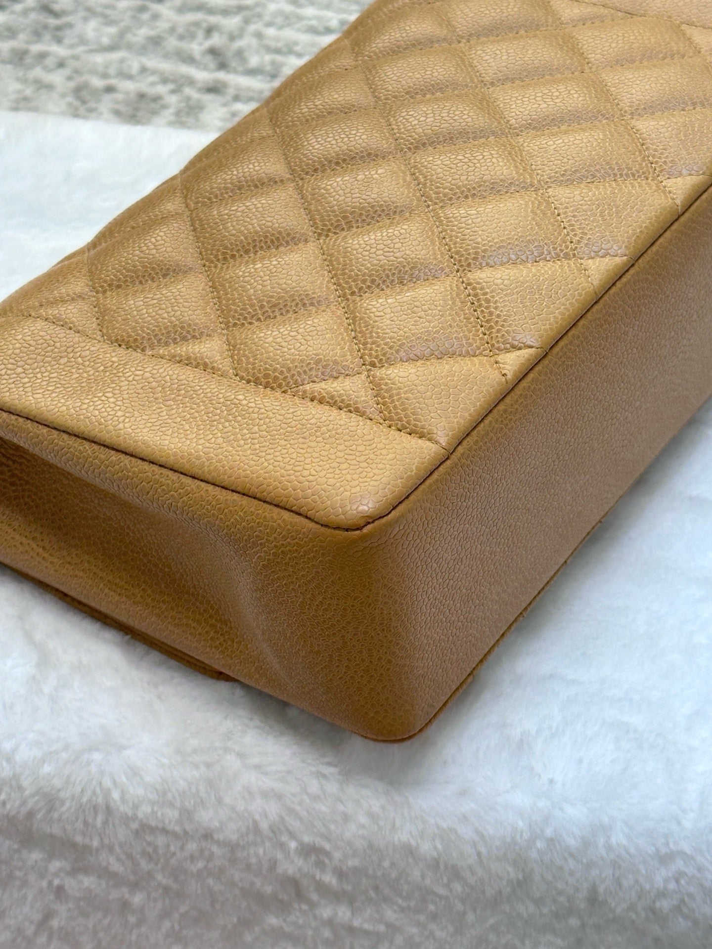 Chanel Vintage Medium Diana Flap Bag Beige Caviar Gold Hardware 29 holo