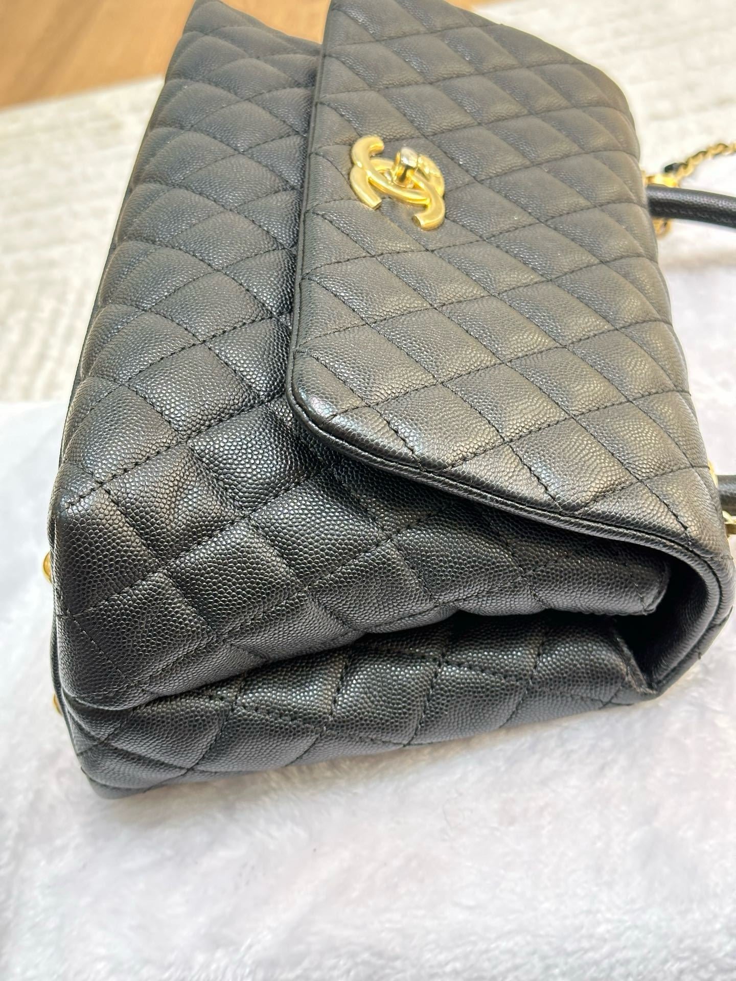 Chanel Medium Caviar Quilted Coco Handle Flap Black GHW 25 holo card