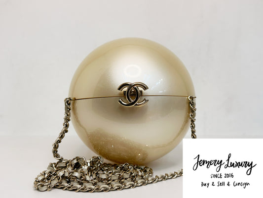 Chanel 15C Round Pearl Plexiglass Minaudiere