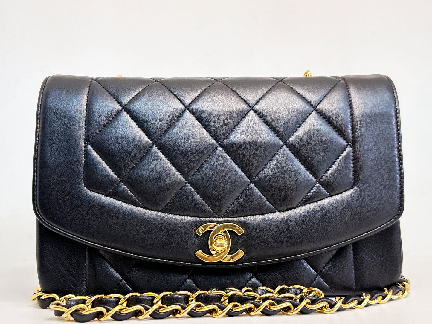 Chanel Vintage Quilted Diana Flap Bag Black Lambskin 309 holo