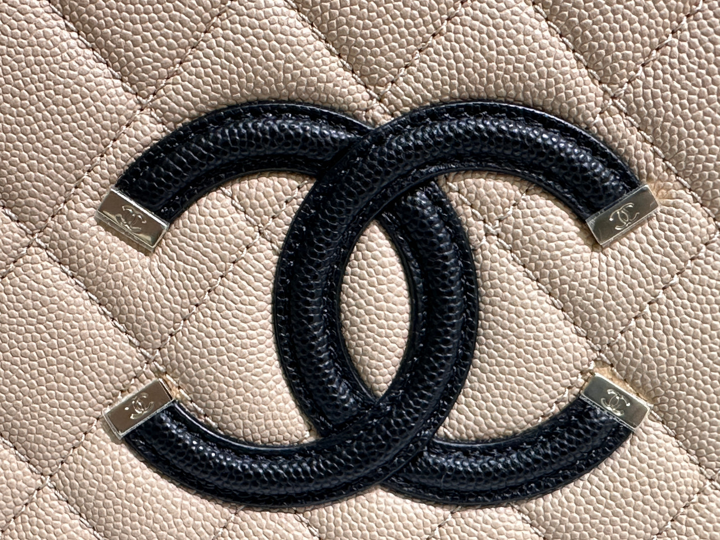 Chanel Medium Vanity Case Beige Black