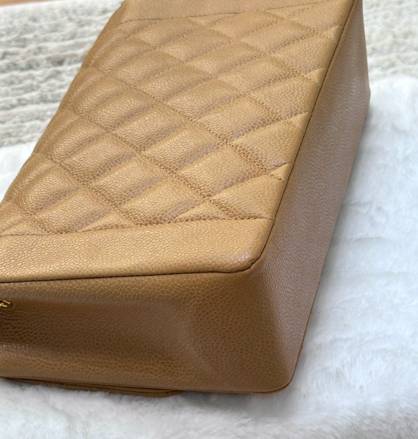 Chanel Vintage Medium Diana Flap Bag Beige Caviar Gold Hardware 29 holo