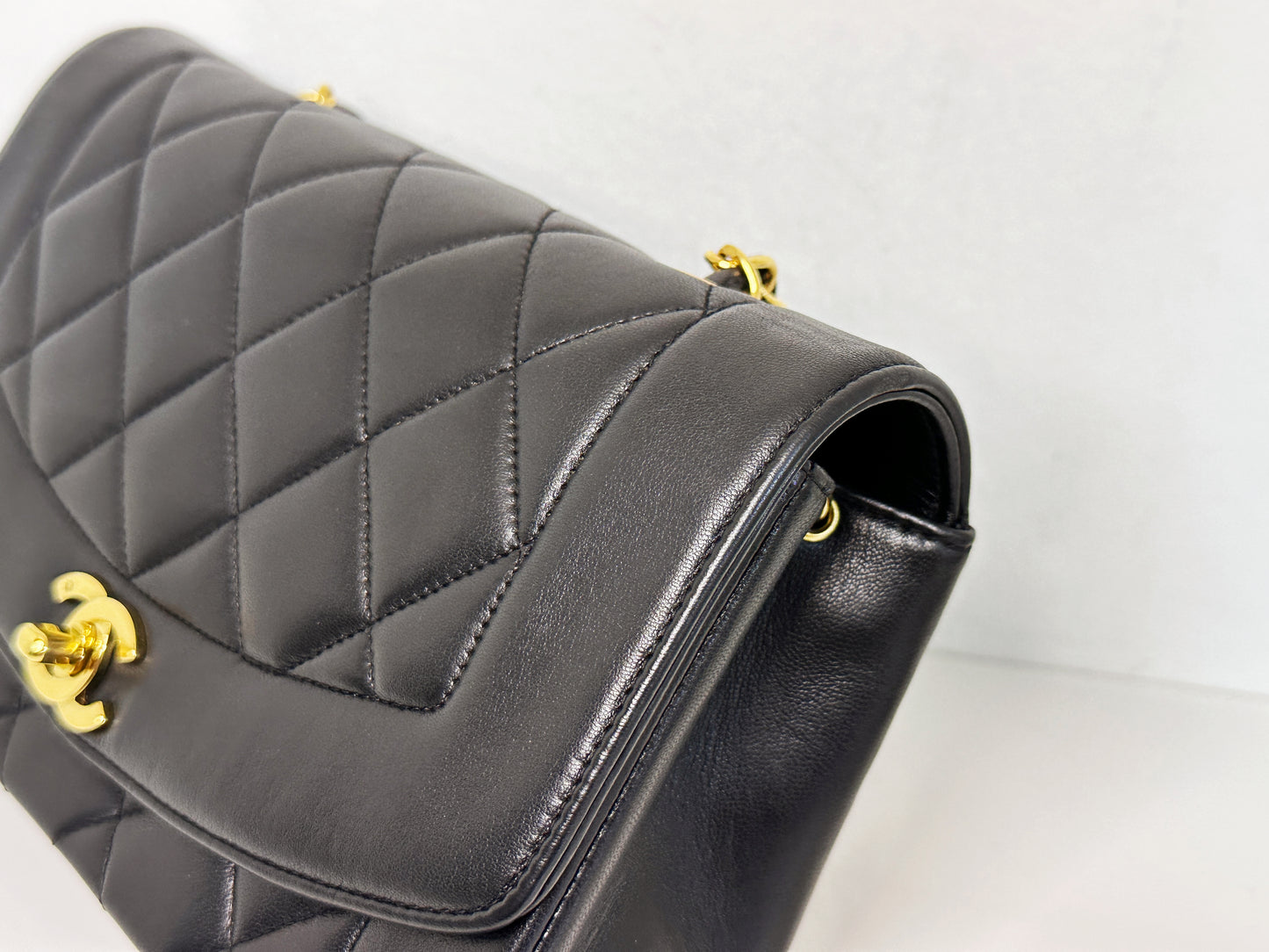 Chanel Vintage Quilted Diana Flap Bag Black Lambskin 309 holo