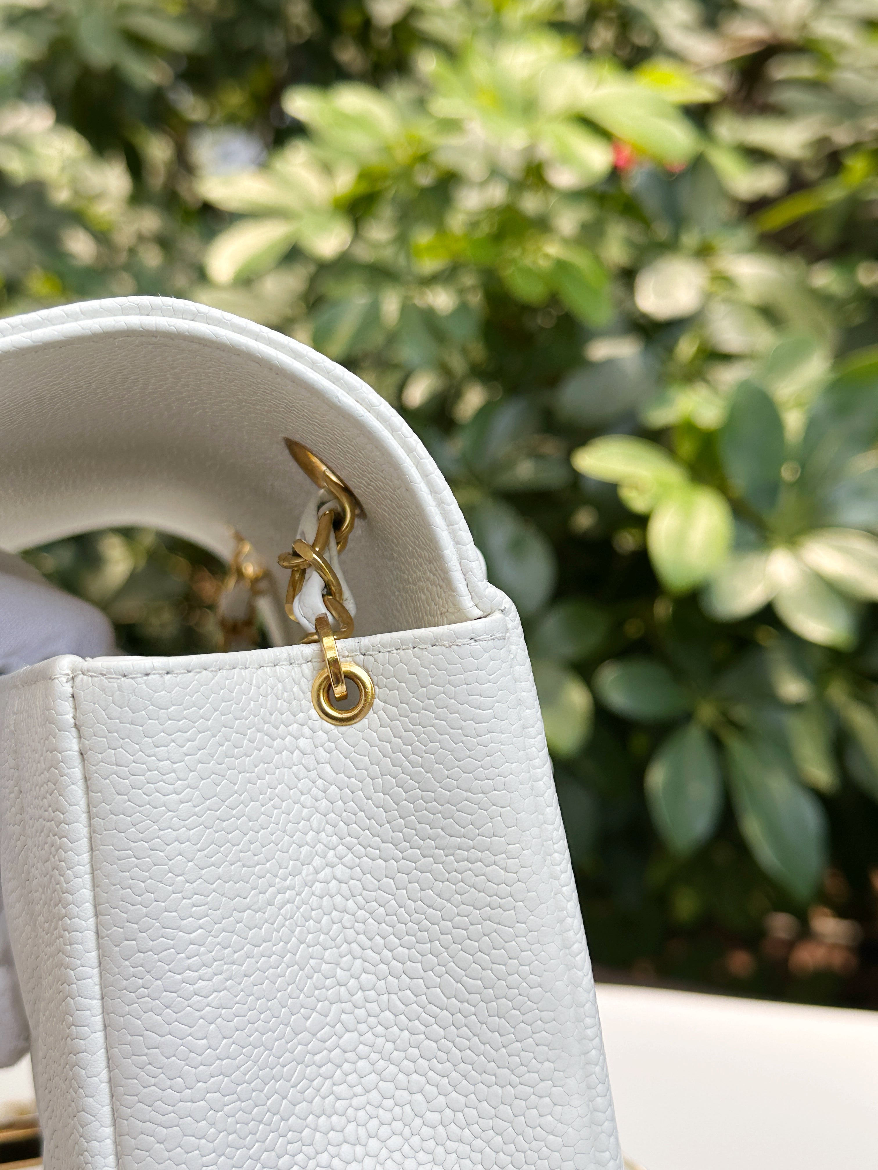 Chanel Vintage Quilted Diana Flap Bag Caviar White 33 holo card