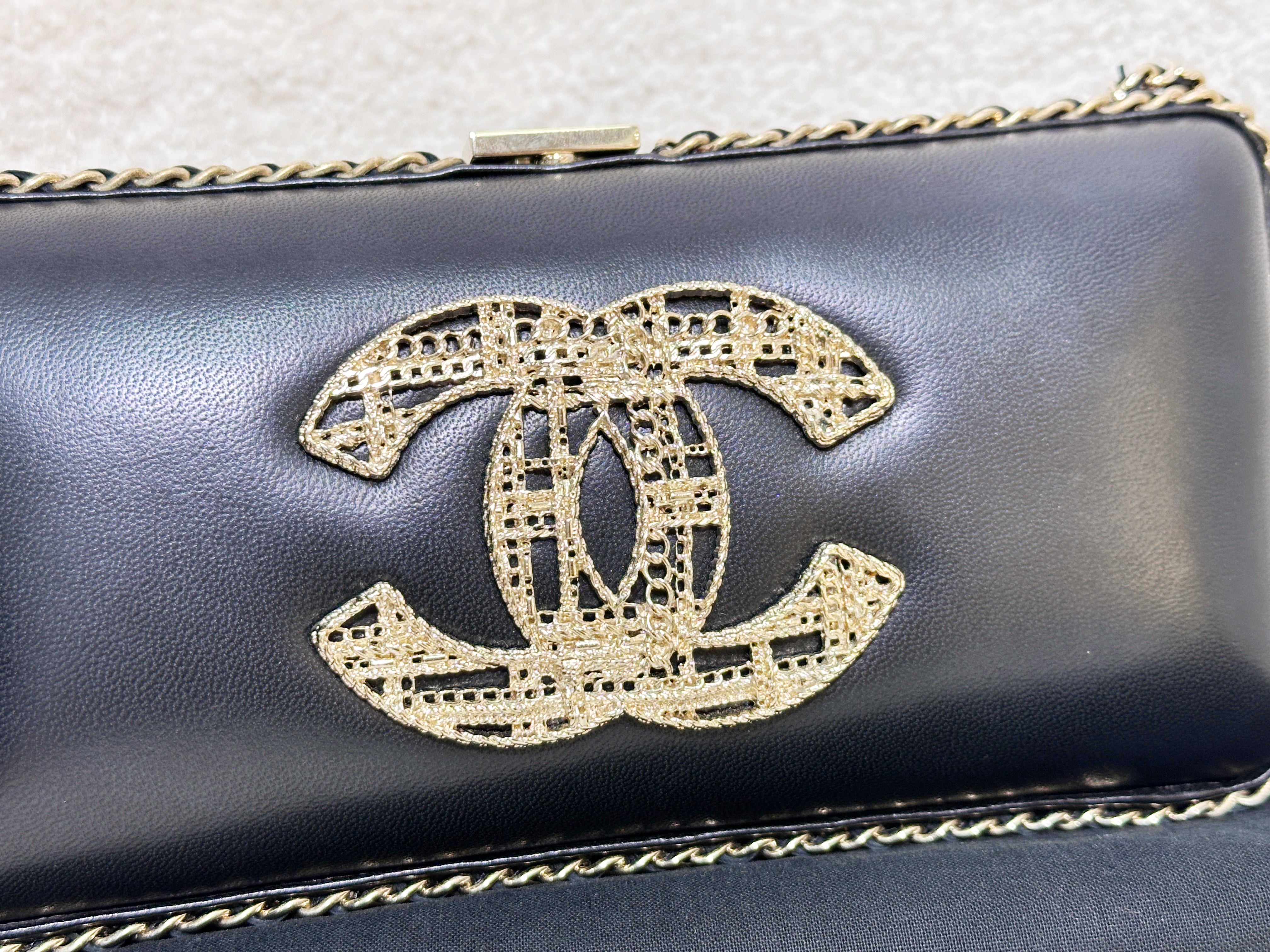 Chanel Black Lambskin Leather Kisslock CC evening Chain Clutch Crossbody 1832 holo