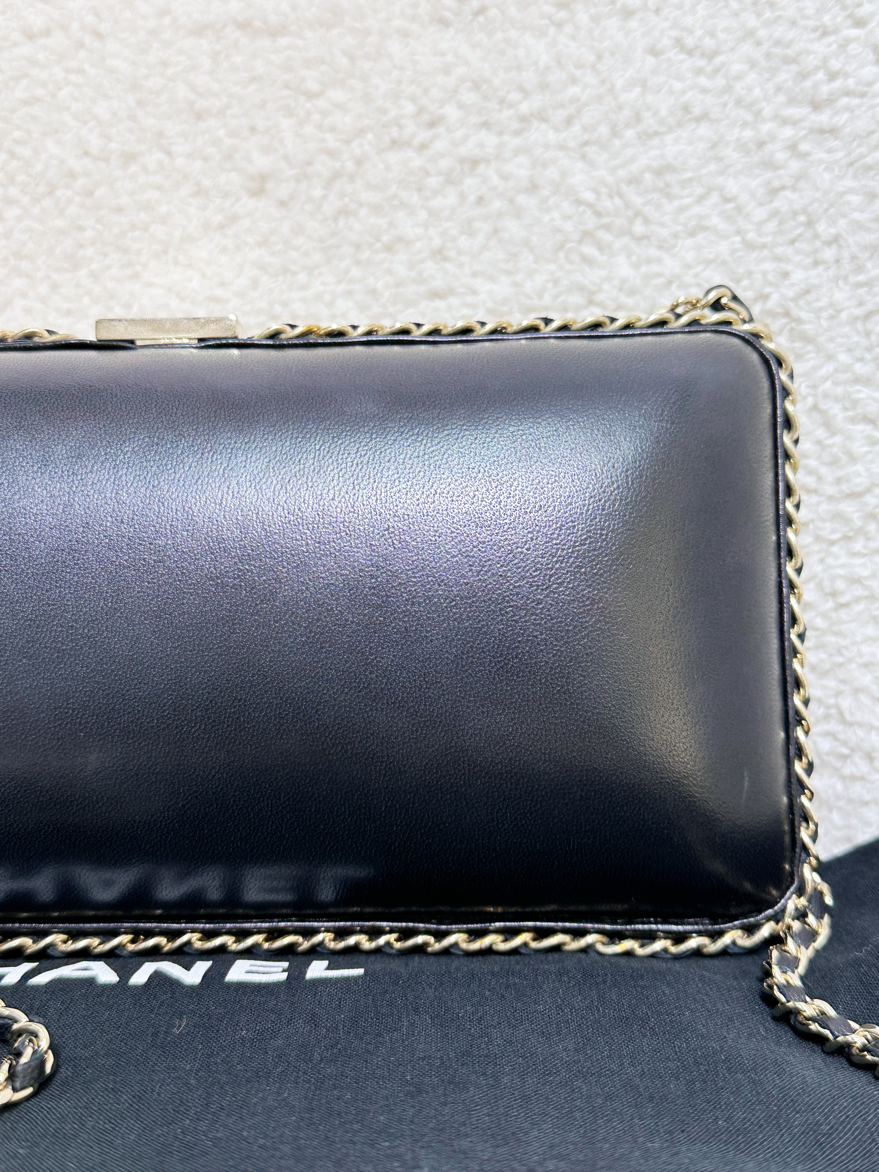 Chanel Black Lambskin Leather Kisslock CC evening Chain Clutch Crossbody 1832 holo