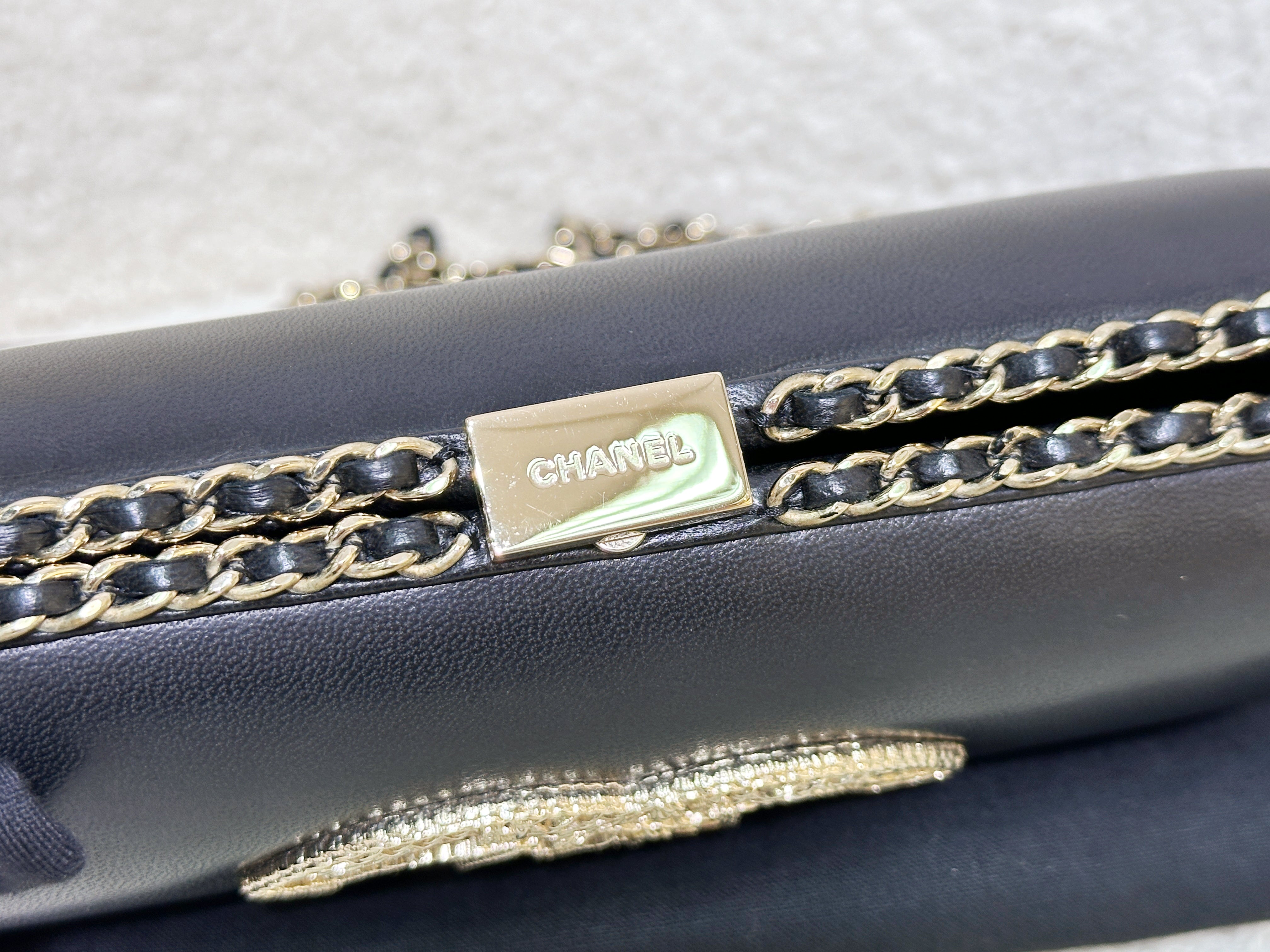 Chanel Black Lambskin Leather Kisslock CC evening Chain Clutch Crossbody 1832 holo