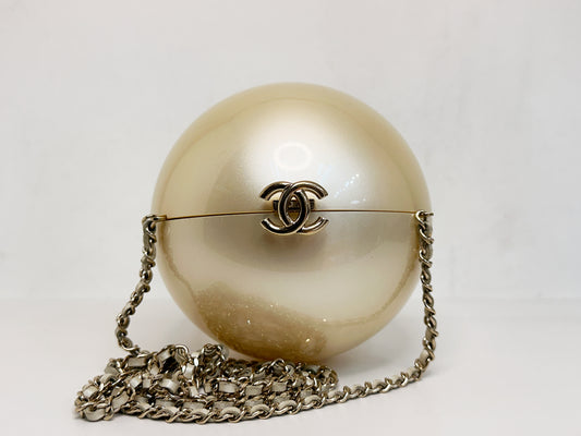 Chanel 15C Round Pearl Plexiglass Minaudiere