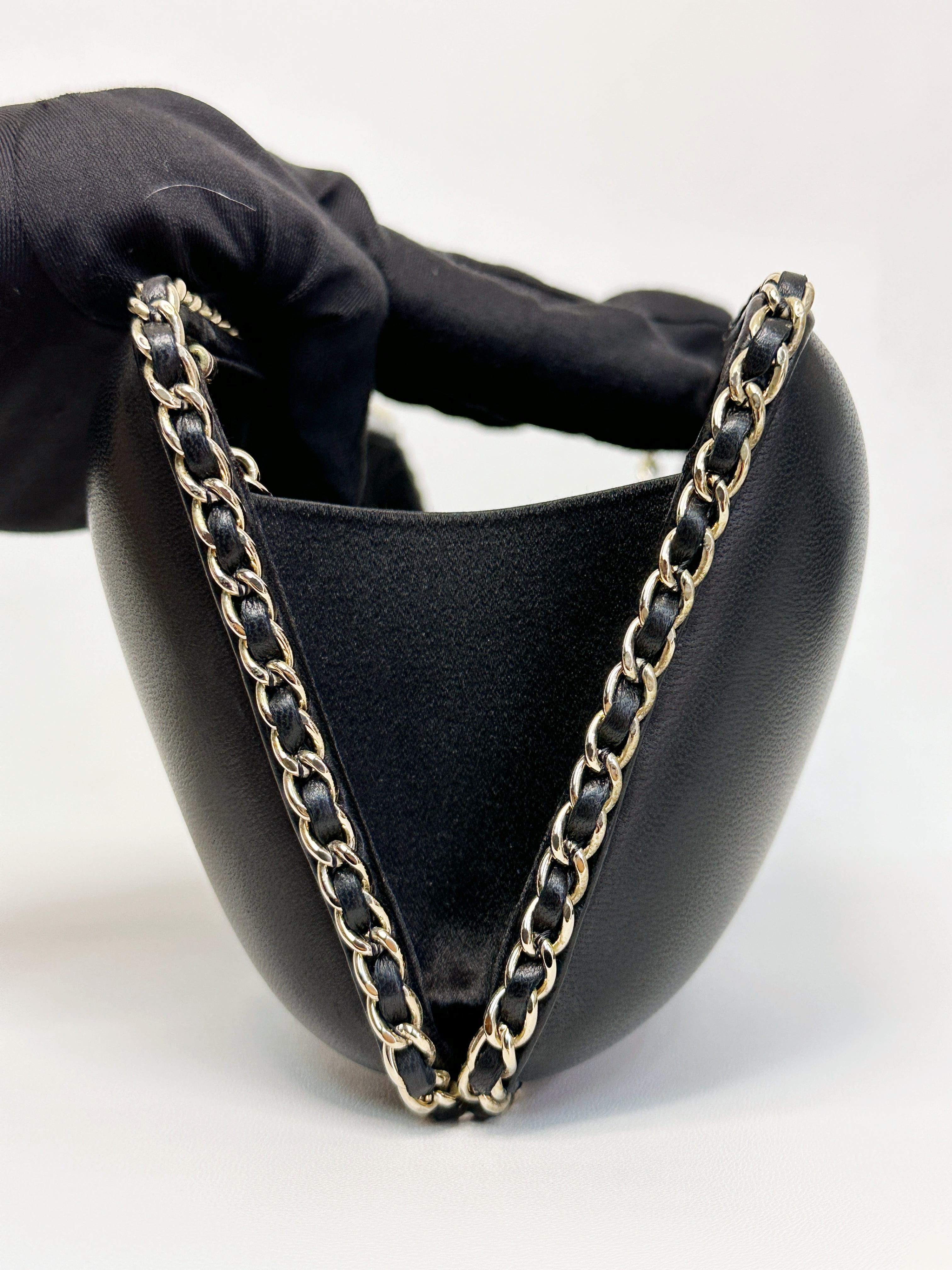 Chanel Black Lambskin Leather Kisslock CC evening Chain Clutch Crossbody 1832 holo