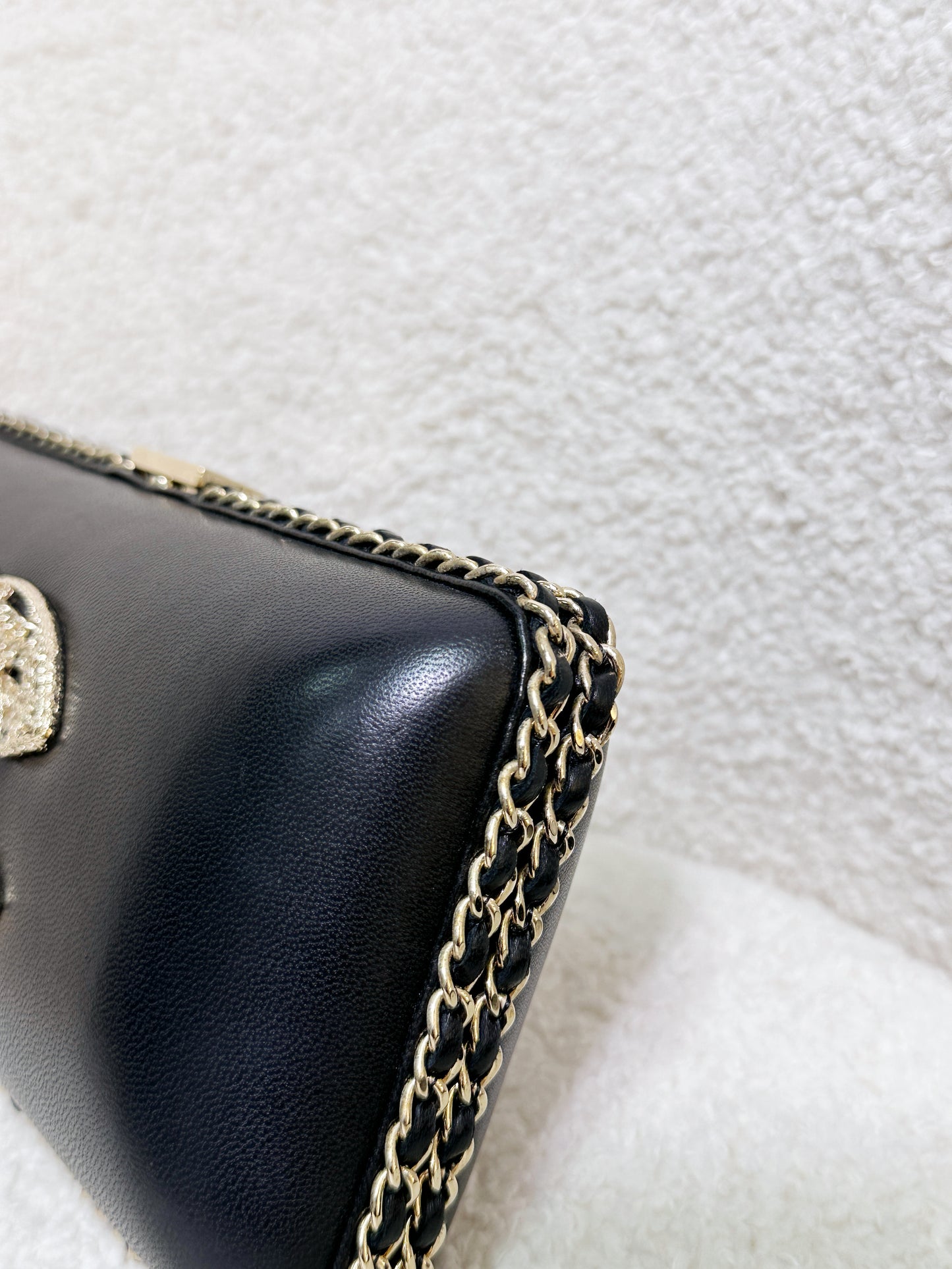 Chanel Black Lambskin Leather Kisslock CC evening Chain Clutch Crossbody 1832 holo