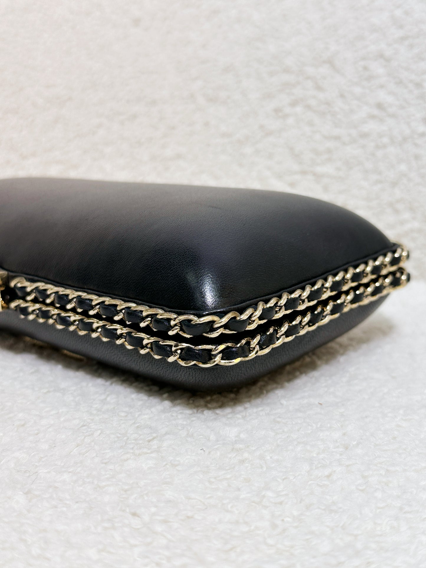 Chanel Black Lambskin Leather Kisslock CC evening Chain Clutch Crossbody 1832 holo