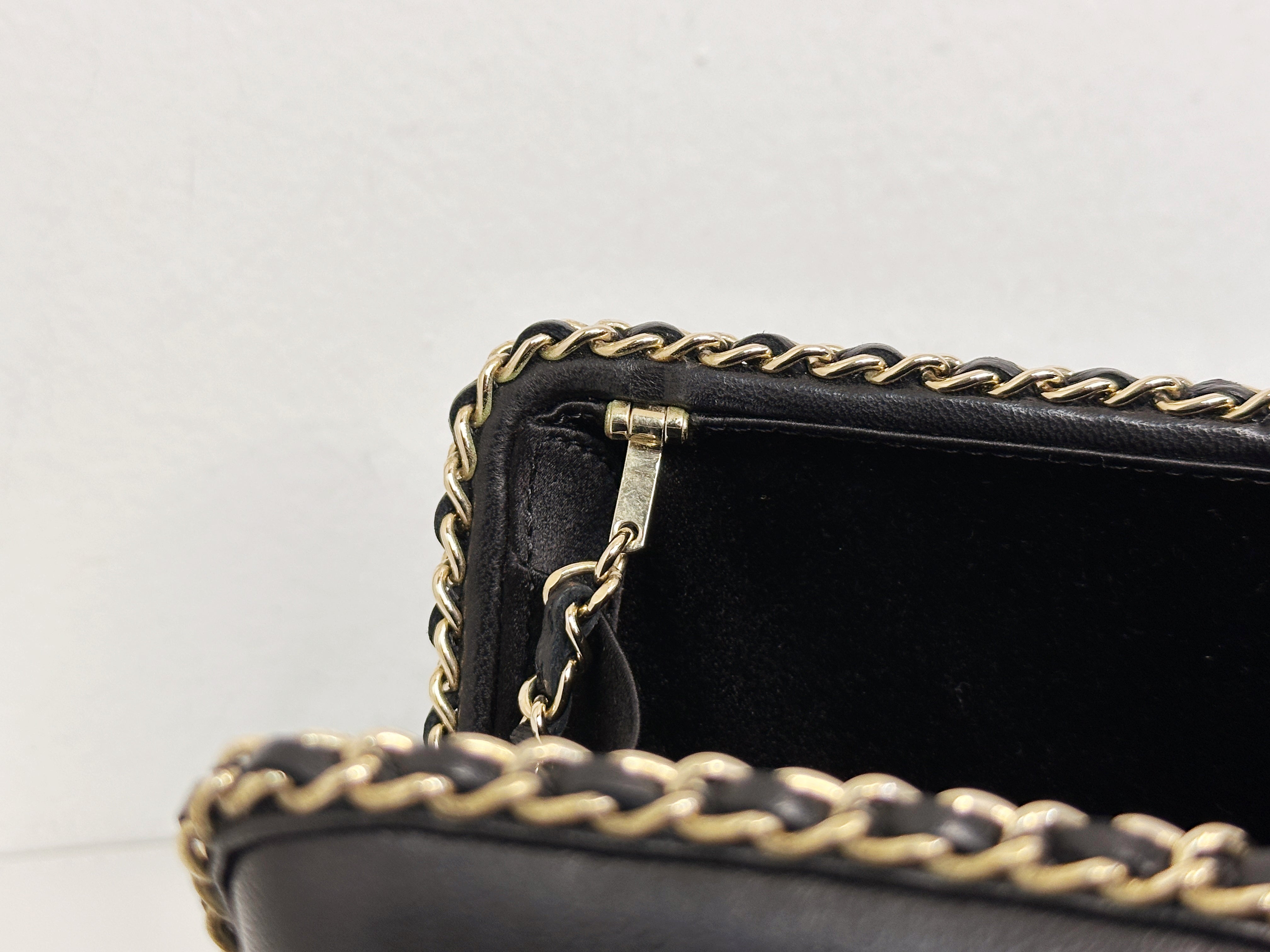 Chanel Black Lambskin Leather Kisslock CC evening Chain Clutch Crossbody 1832 holo