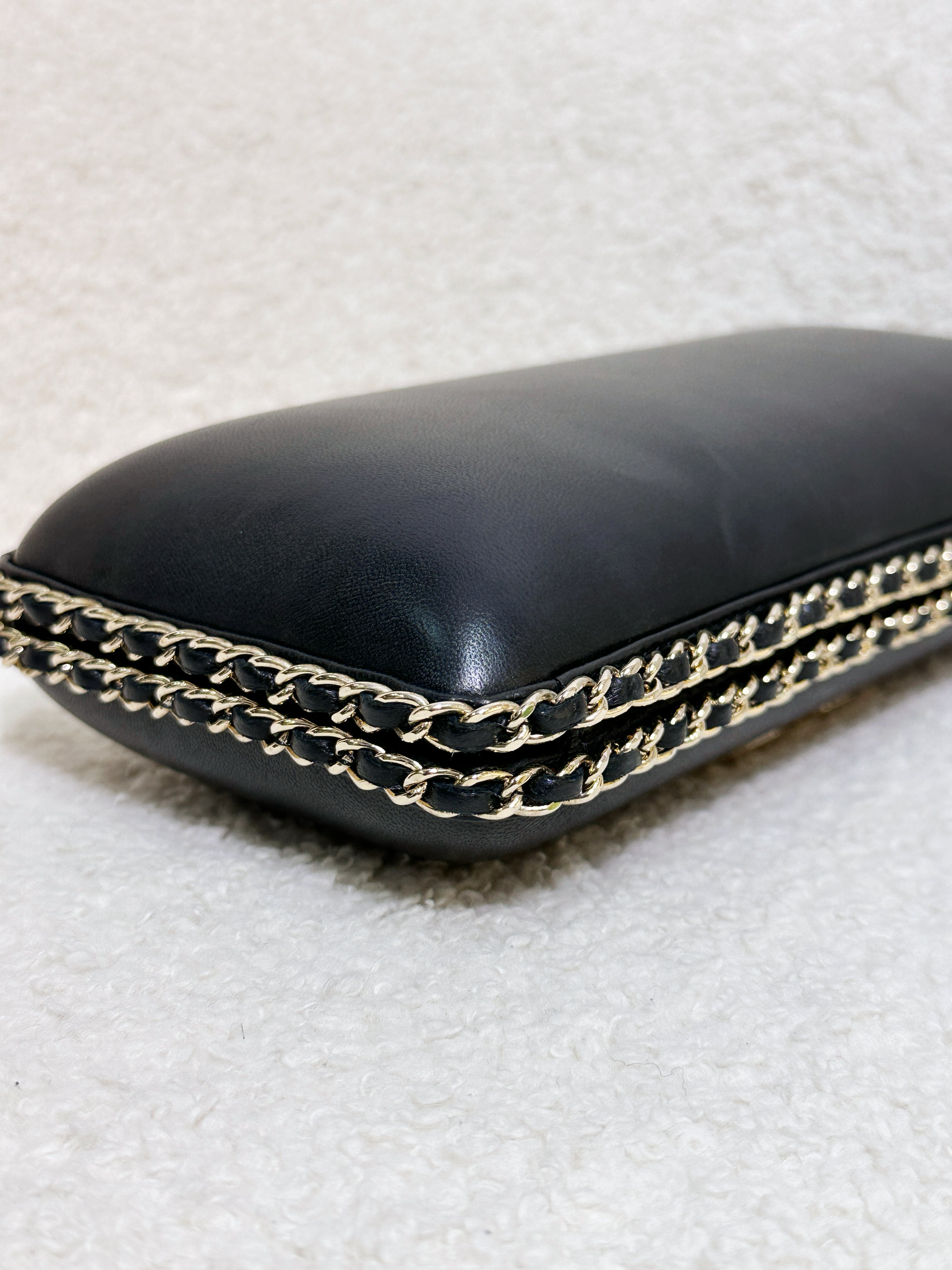 Chanel Black Lambskin Leather Kisslock CC evening Chain Clutch Crossbody 1832 holo