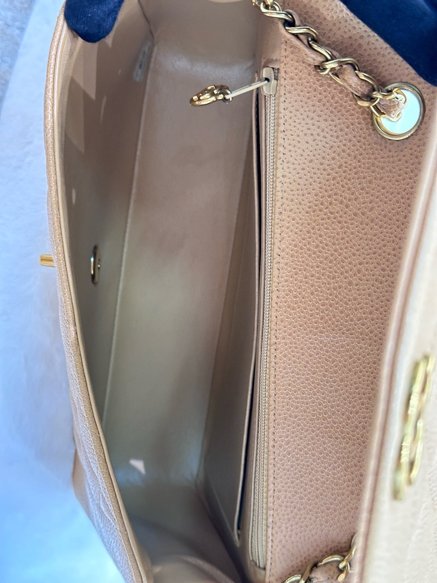 Chanel Vintage Medium Diana Flap Bag Beige Caviar Gold Hardware 29 holo