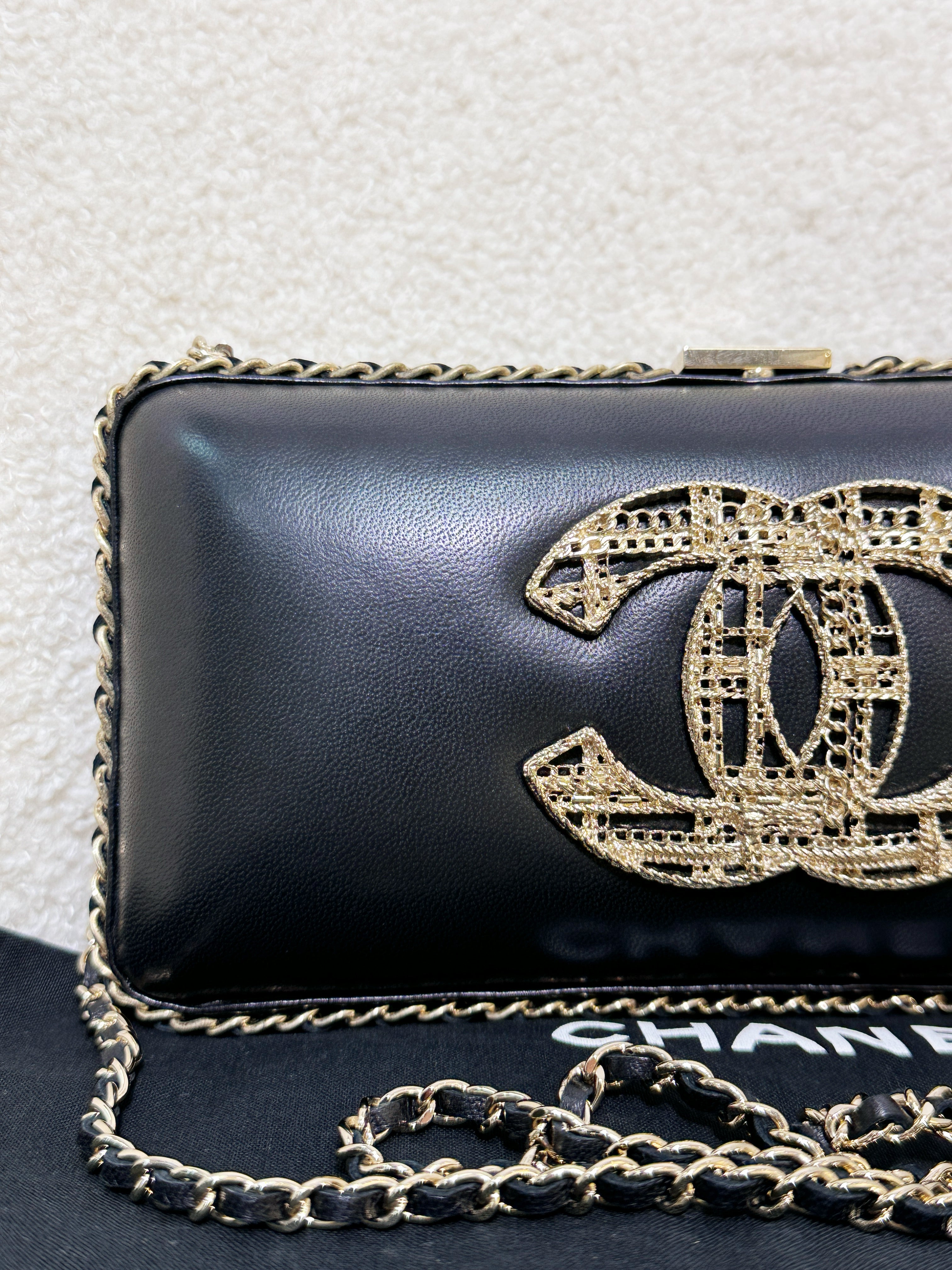 Chanel Black Lambskin Leather Kisslock CC evening Chain Clutch Crossbody 1832 holo