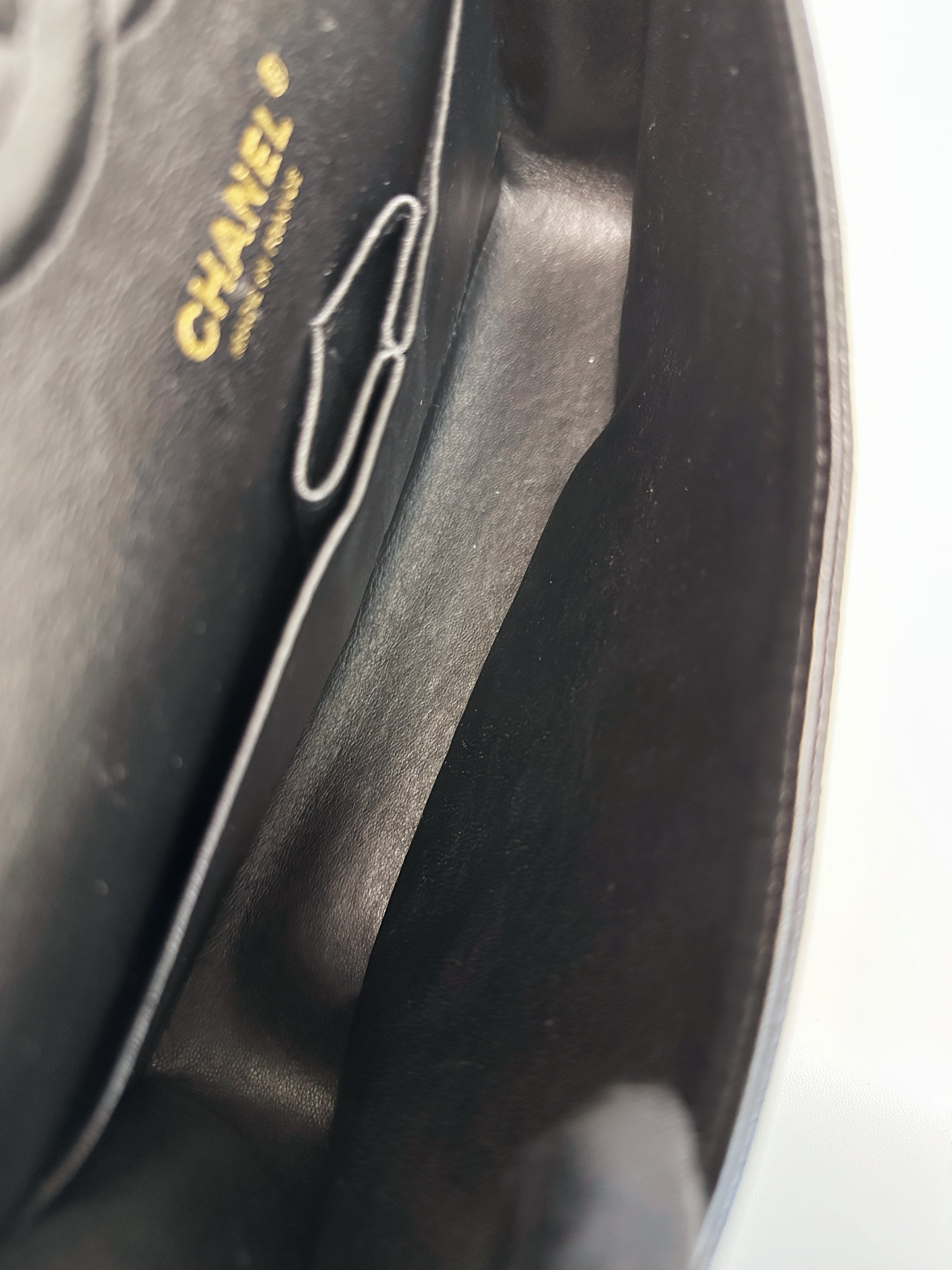 PPreloved Authentic Chanel Vintage  Classic Double Flap Medium Shoulder Bag Black Caviar 24k GHW