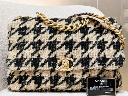 CHANEL 19 Maxi Flap Bag in 19K Beige Black Houndstooth Tweed 2876 holo card