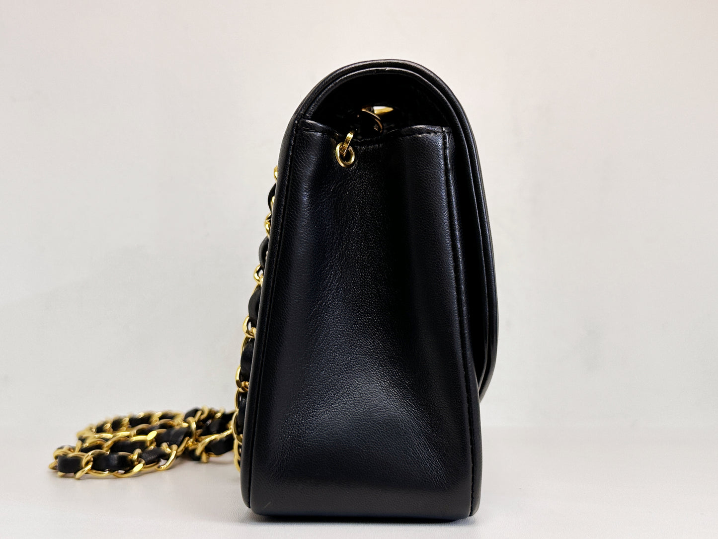 Chanel Vintage Quilted Diana Flap Bag Black Lambskin 309 holo