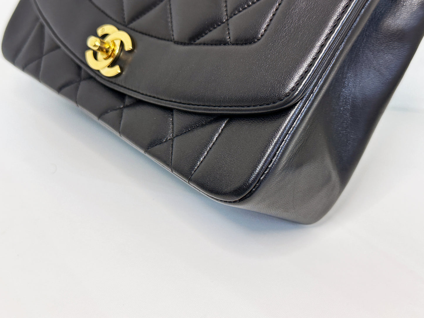 Chanel Vintage Quilted Diana Flap Bag Black Lambskin 309 holo