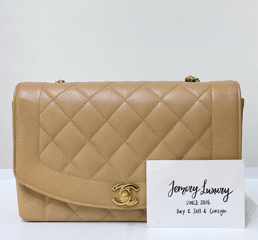 Chanel Vintage Medium Diana Flap Bag Beige Caviar Gold Hardware 29 holo
