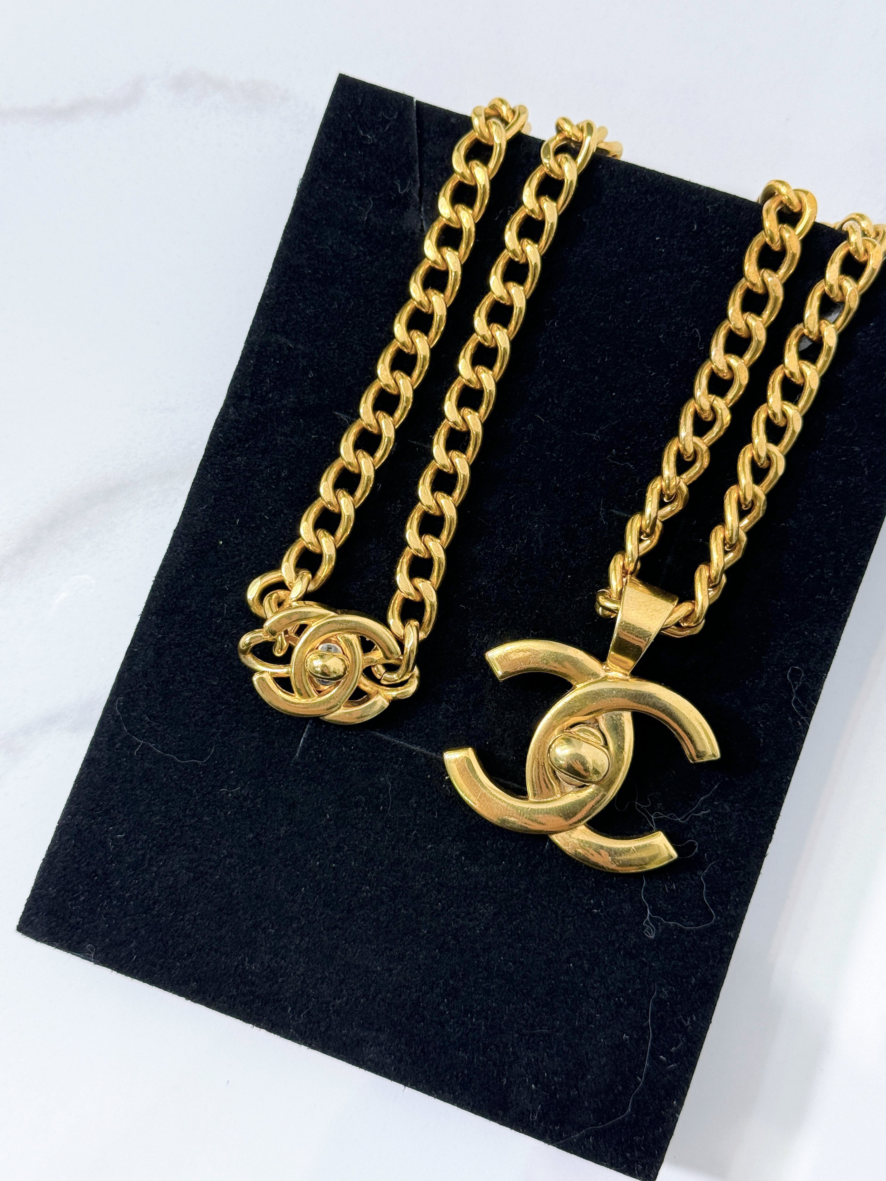 Chanel Turnlock Cocomark 97P Gold Chain Necklace Golden