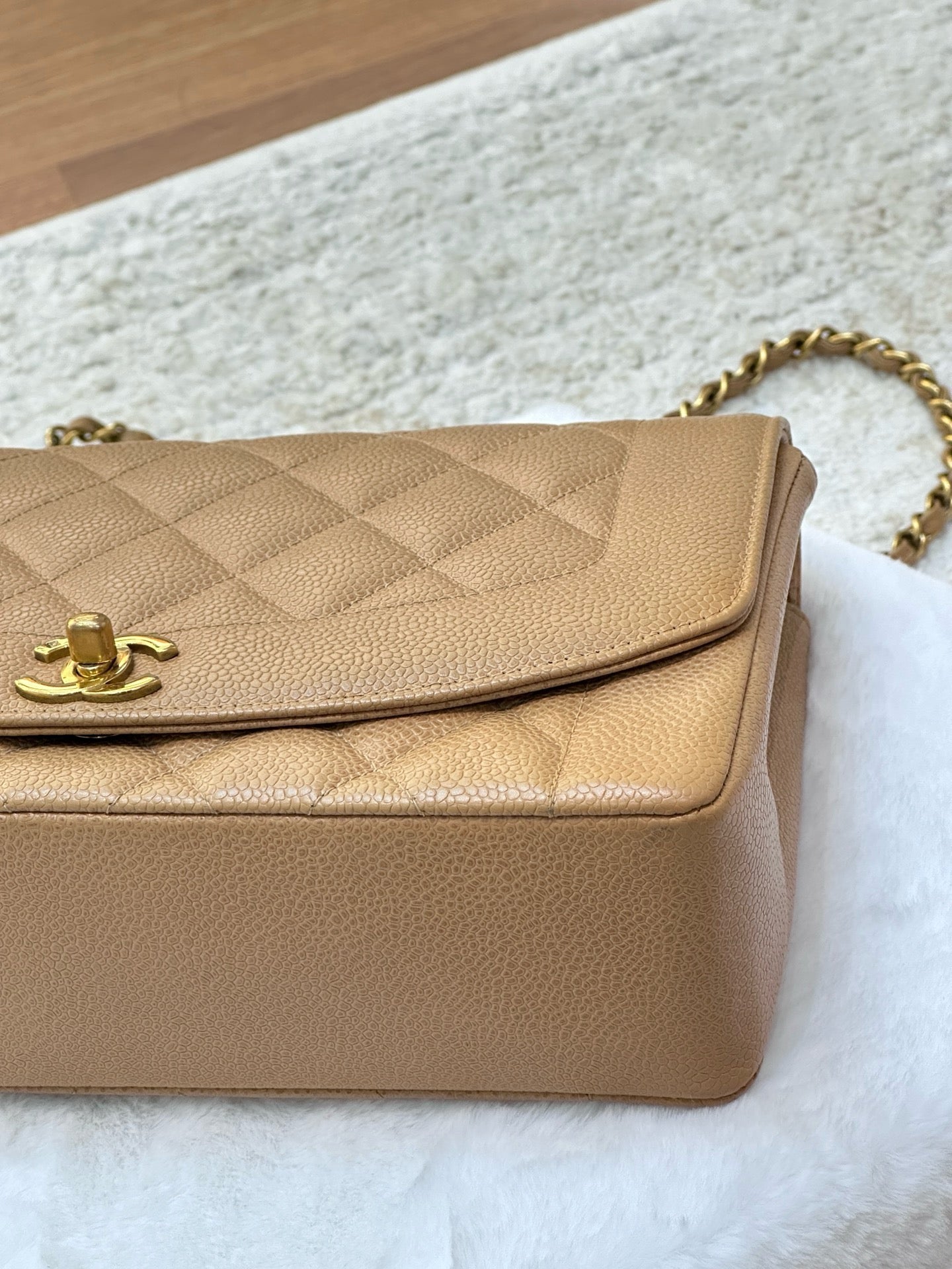 Chanel Vintage Medium Diana Flap Bag Beige Caviar Gold Hardware 29 holo